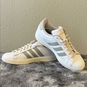 ADIDAS men’s white leather sneakers. Size 7 1/2. EUC